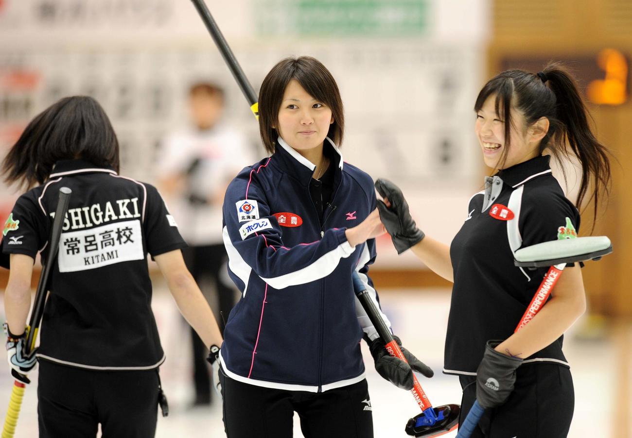 バンクーバー五輪カーリング日本代表決定戦・2日目　チーム長野対常呂高　最終エンドに同点に追いつくショットを放ち常呂高・氏原梨沙（右）とハイタッチして笑顔を見せる吉村紗也香（2009年11月6日撮影）