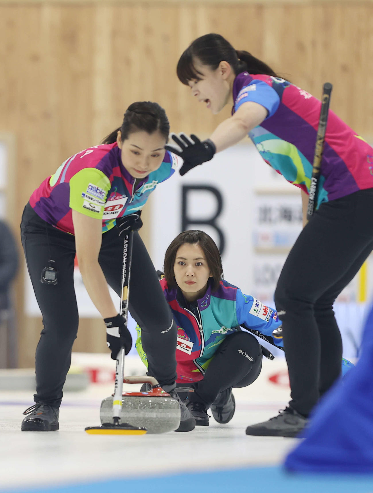 カーリング女子日本代表決定戦　第5戦　北海道銀行対ロコ・ソラーレ　第1エンド、ストーンを投じる北海道銀行の吉村紗也香（中央）。右は小野寺佳歩。左は近江谷杏菜（2021年9月12日撮影）