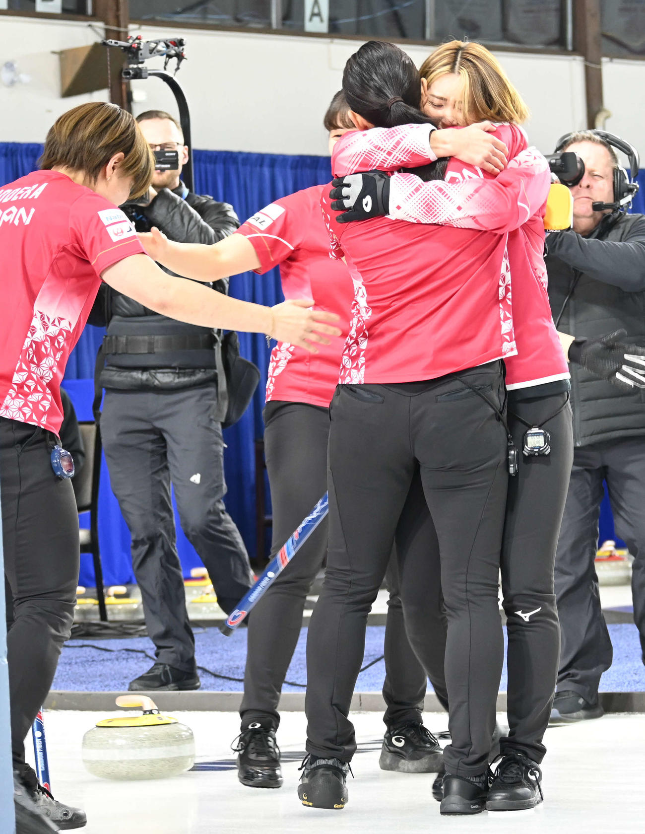 五輪行きを決め、抱き合って喜ぶ女子日本代表フォルティウス（撮影・飯岡大暉）