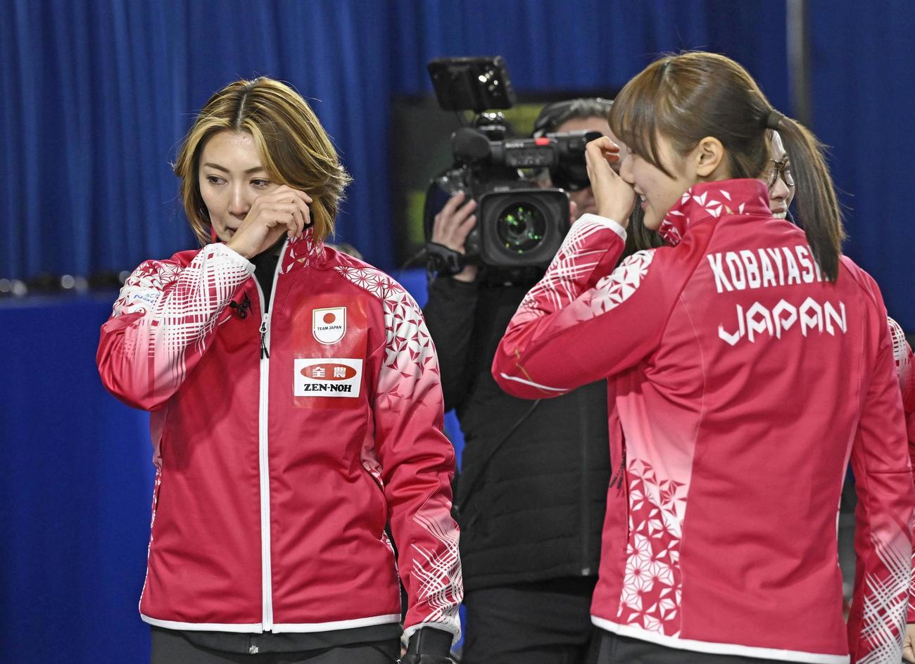 女子プレーオフでノルウェーを破って五輪出場権を獲得し、涙を浮かべる吉村。右は小林＝ケロウナ（共同）