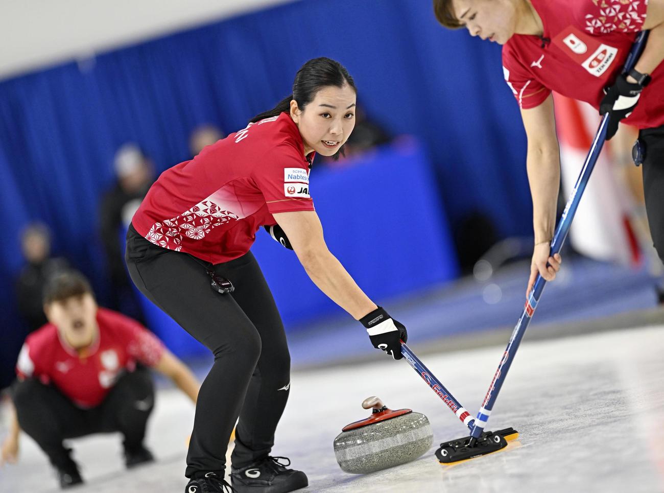 女子プレーオフ　ノルウェー戦の第3エンド、スイープする近江谷＝ケロウナ（共同）