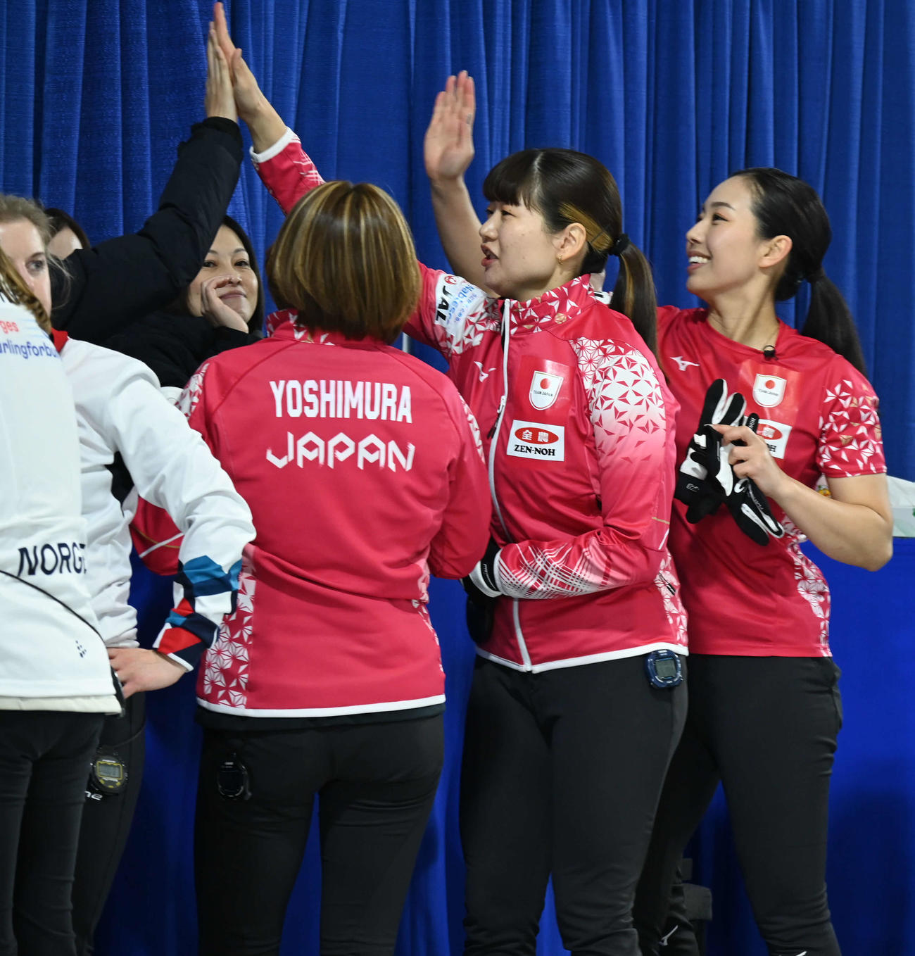 ハーフタイムにハイタッチを交わす女子日本代表フォルティウス（撮影・飯岡大暉）