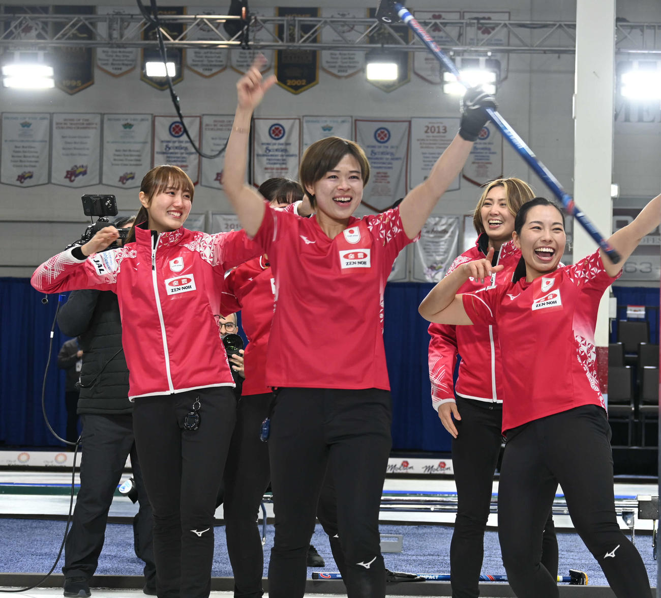 女子日本代表フォルティウスは五輪開催地のコルティナに向けて弓矢を放つ（撮影・飯岡大暉）