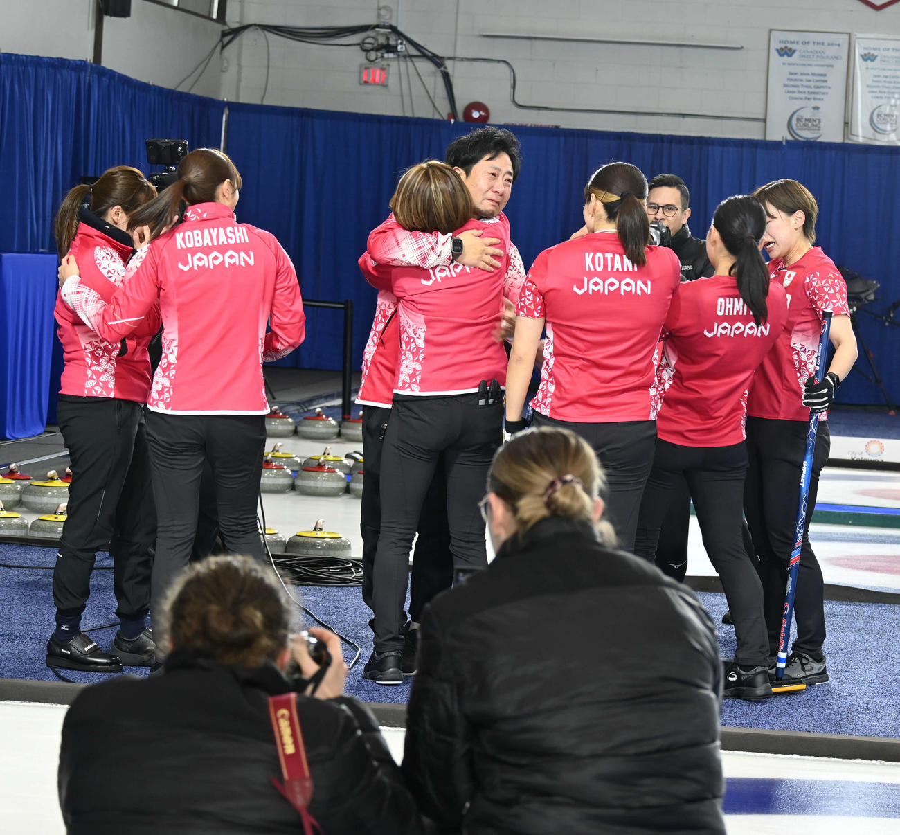 五輪行きを決めて、抱き合って喜ぶ女子日本代表フォルティウす（撮影・飯岡大暉）