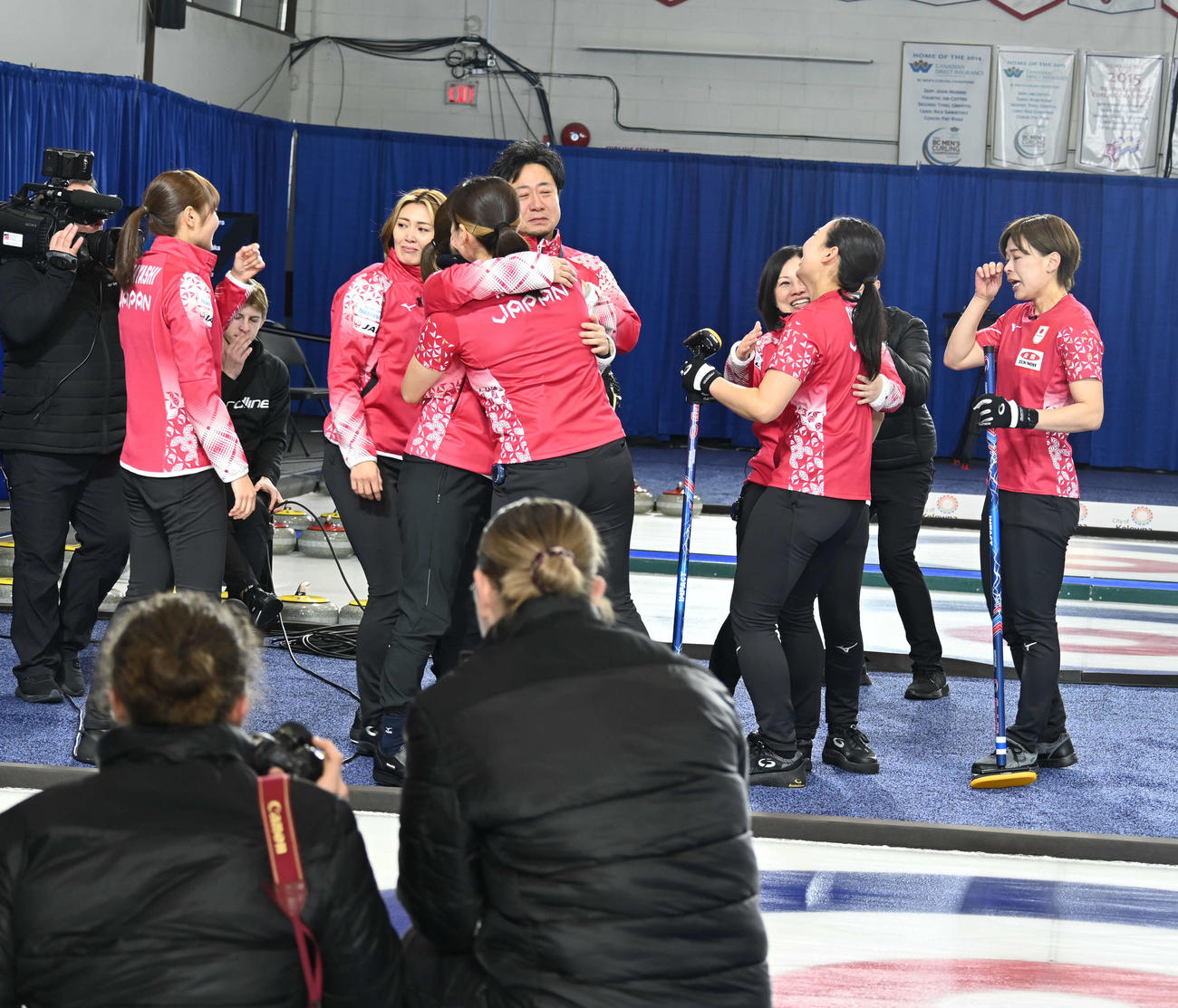 五輪行きを決めて、抱き合って喜ぶ女子日本代表フォルティウす（撮影・飯岡大暉）