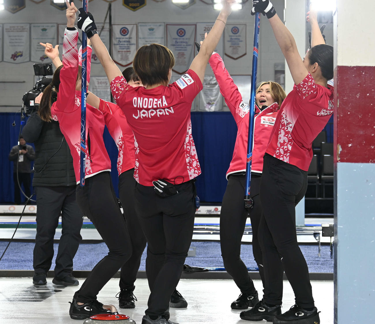 五輪行きを決め、腕を突き上げて喜ぶ女子日本代表フォルティウス（撮影・飯岡大暉）