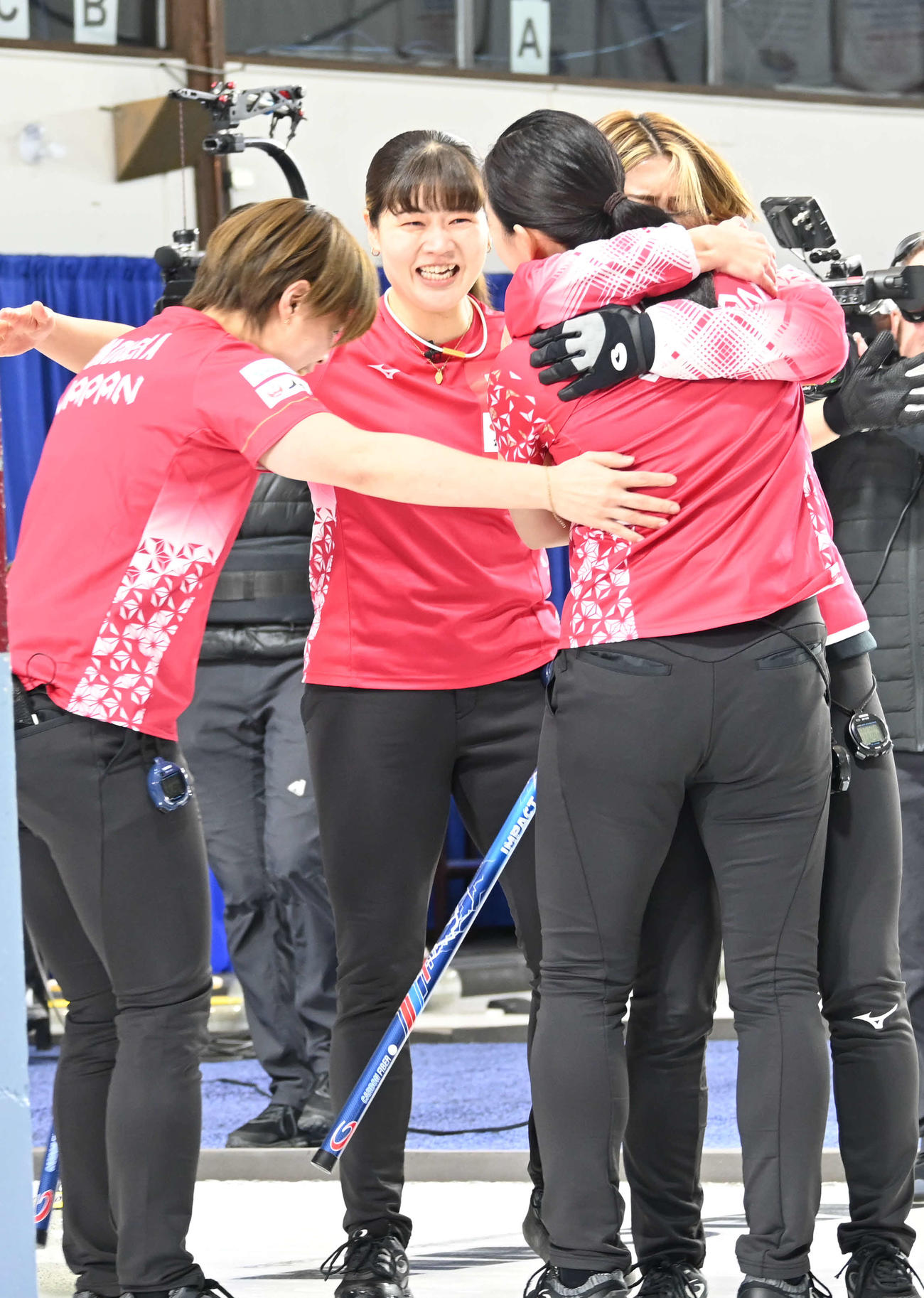 五輪行きを決め、抱き合って喜ぶ女子日本代表フォルティウス（撮影・飯岡大暉）