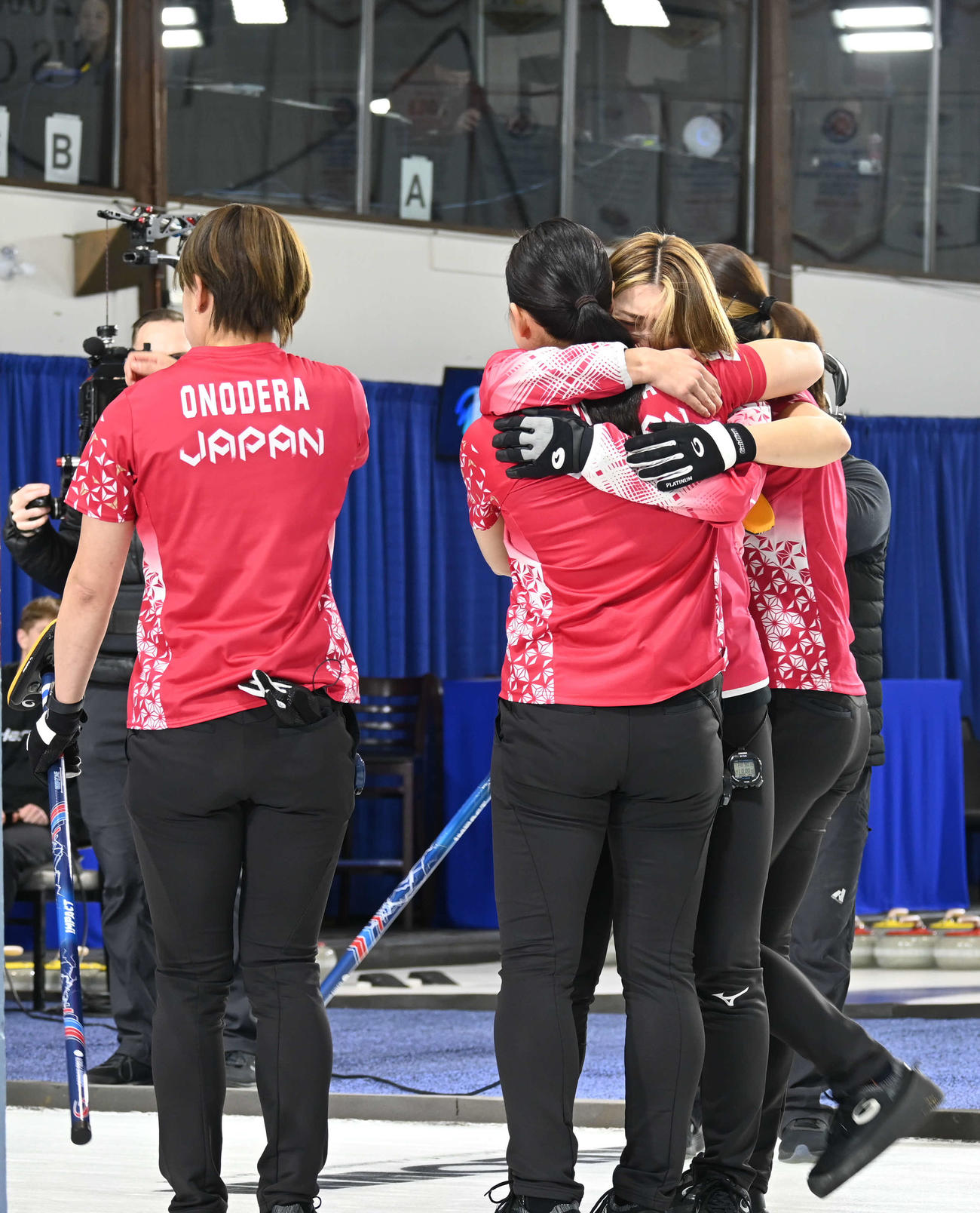 五輪行きを決め、抱き合って喜ぶ女子日本代表フォルティウス（撮影・飯岡大暉）