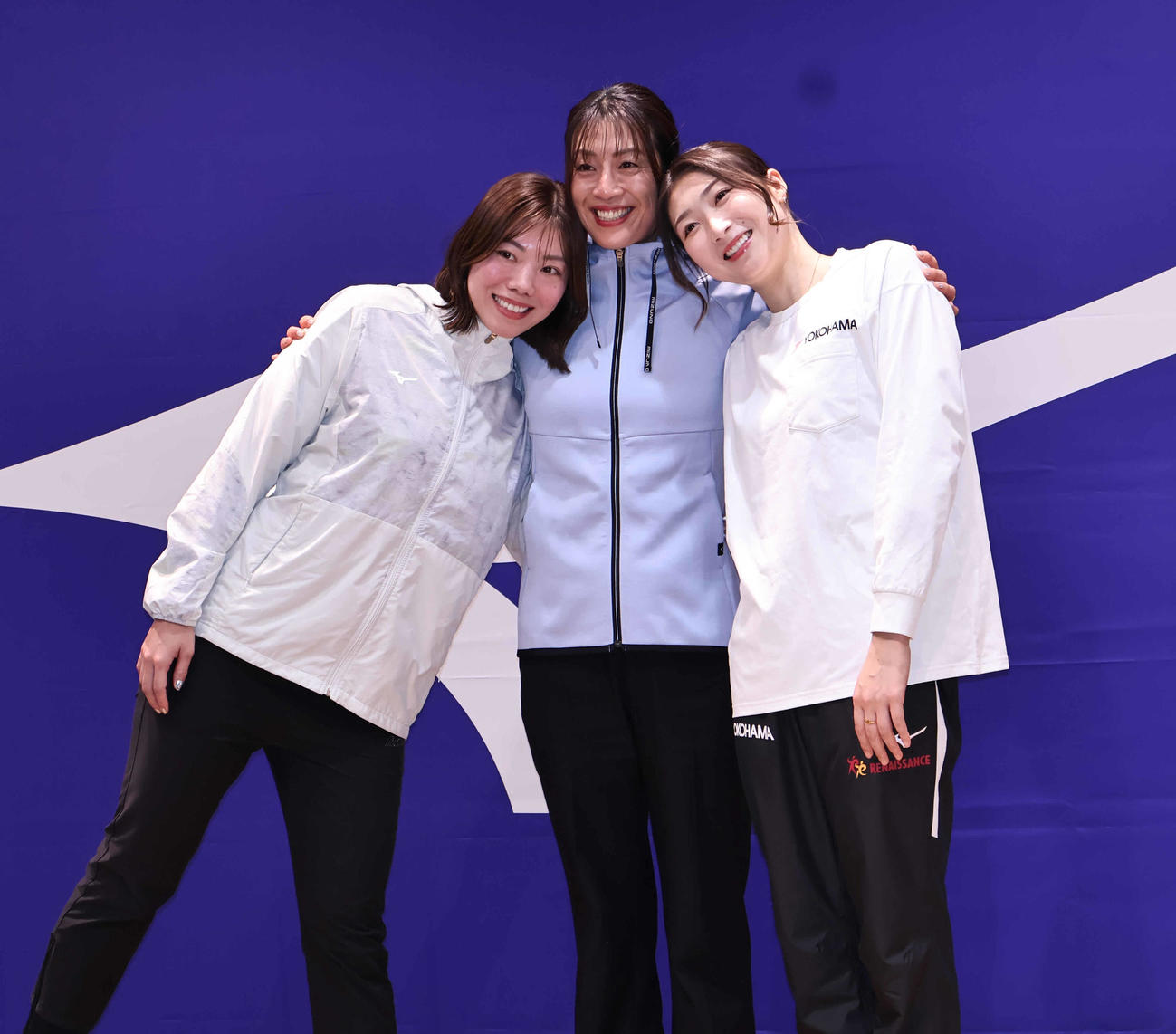 肩を寄せ合って、笑顔の3人。左から青木玲緒樹さん、寺川綾さん、池江璃花子