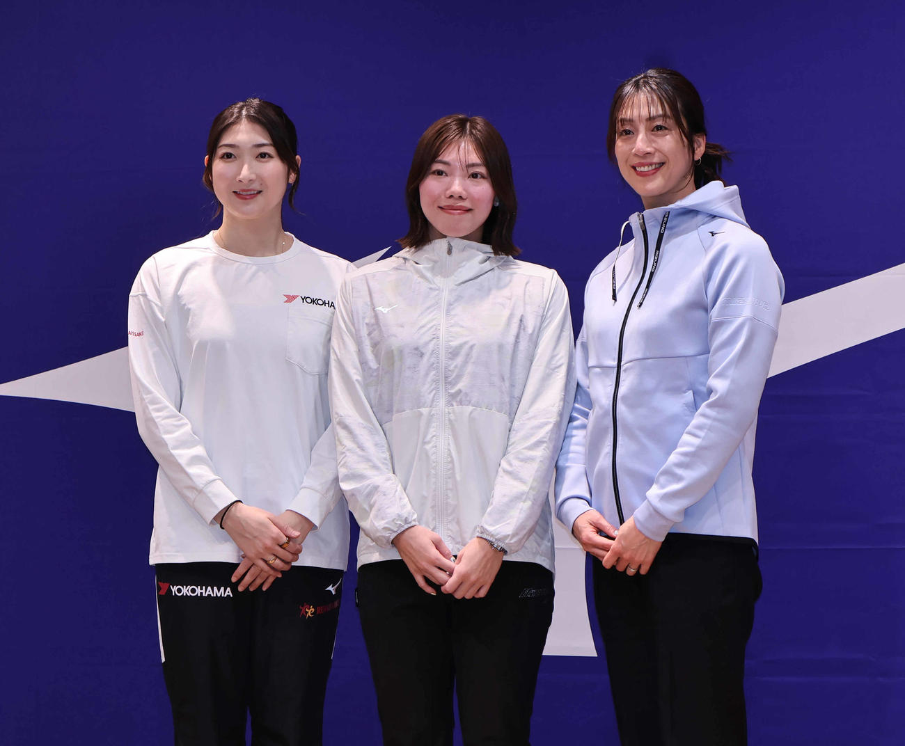 笑顔で並ぶ3人。左から池江璃花子、青木玲緒樹さん、寺川綾さん