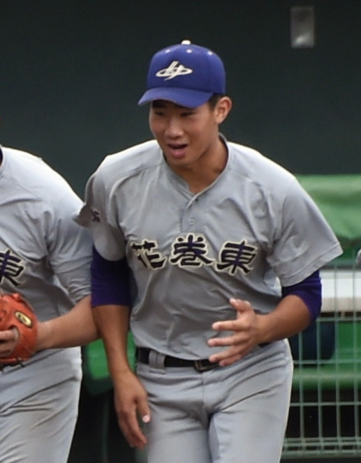 春季岩手県大会準決勝・久慈戦で整列に向かう八木（22年５月撮影）