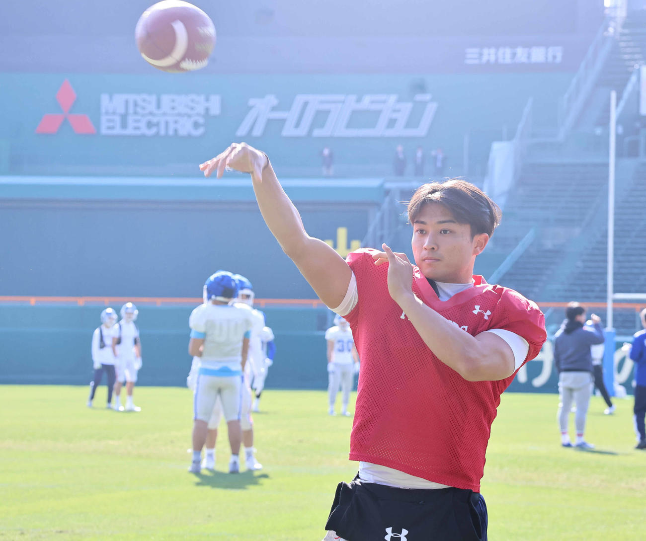 練習に励む関学大のQB星野太吾（撮影・竹本穂乃加）