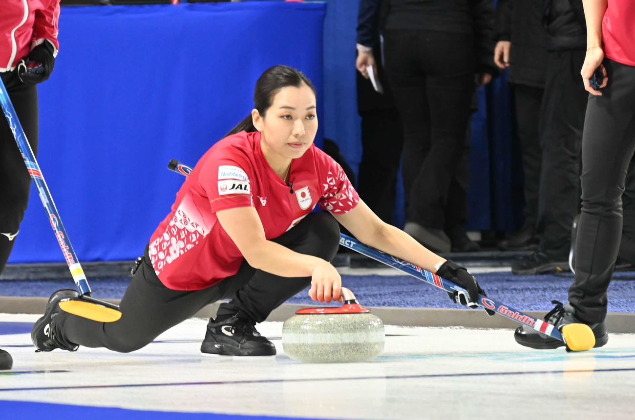 ストーンを投げる女子日本代表の近江谷（撮影・飯岡大暉）