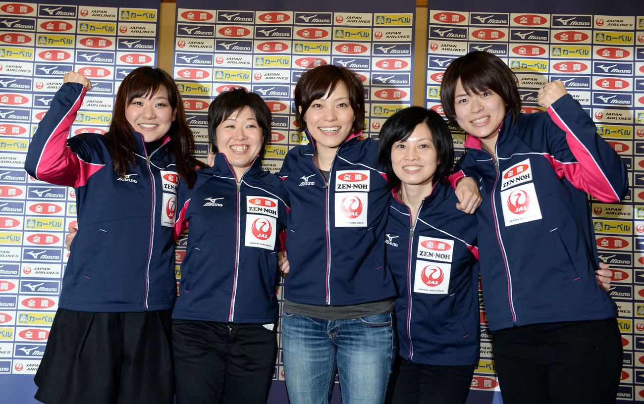 2013年12月、ソチ五輪出場を決め帰国したカーリング日本女子代表の左から吉田知那美、苫米地美智子、小笠原歩、船山弓枝、小野寺佳歩は笑顔で記念撮影に納まる