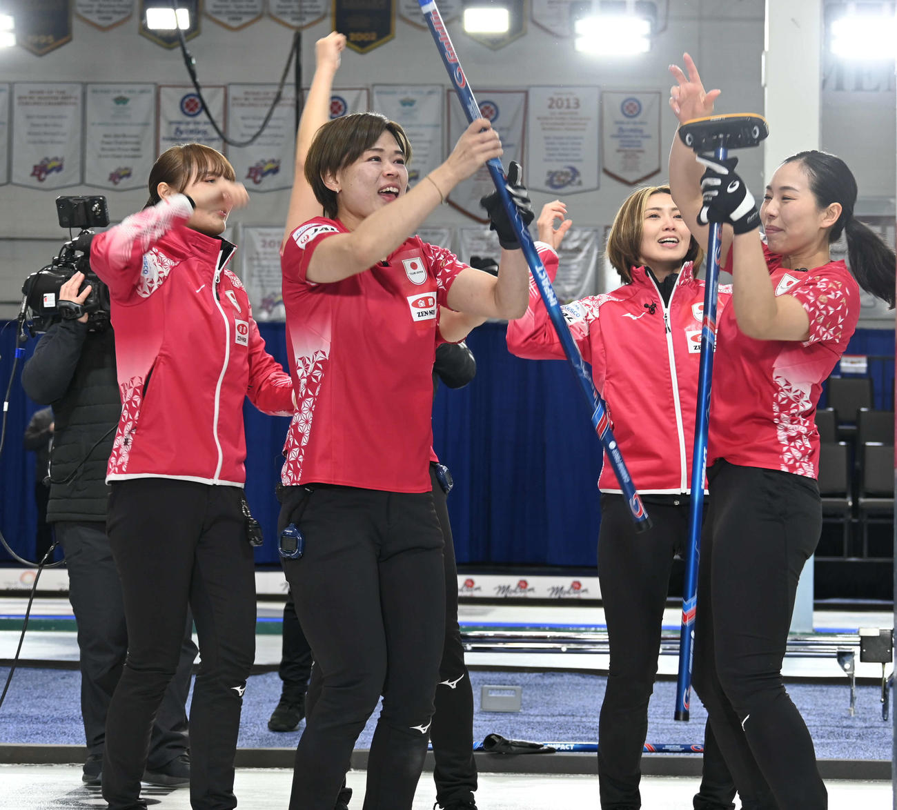 女子日本代表フォルティウスは観客席に向けて喜びを表す（撮影・飯岡大暉）