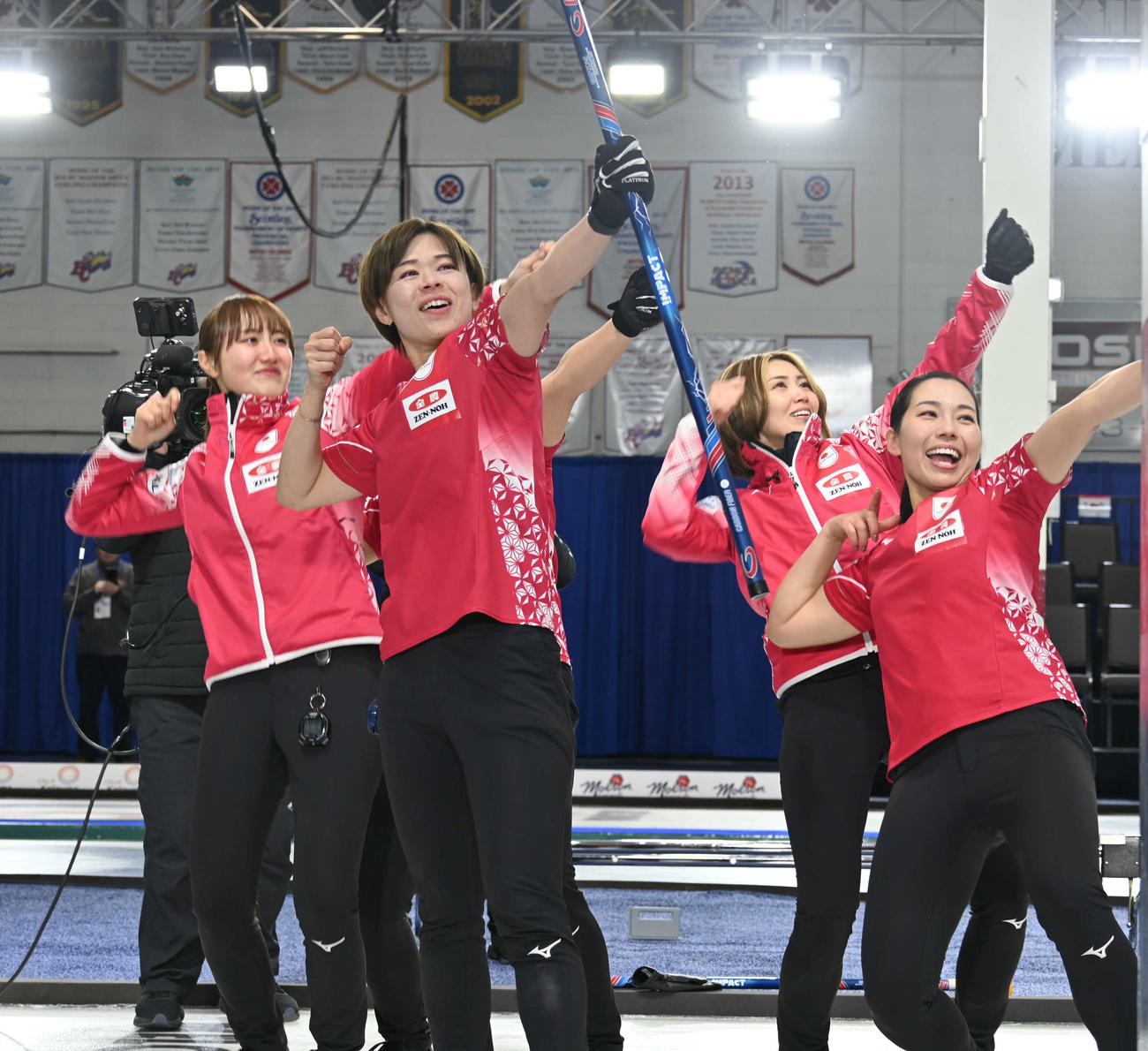 女子日本代表フォルティウスは五輪開催地のコルティナに向けて弓矢を放つ（撮影・飯岡大暉）