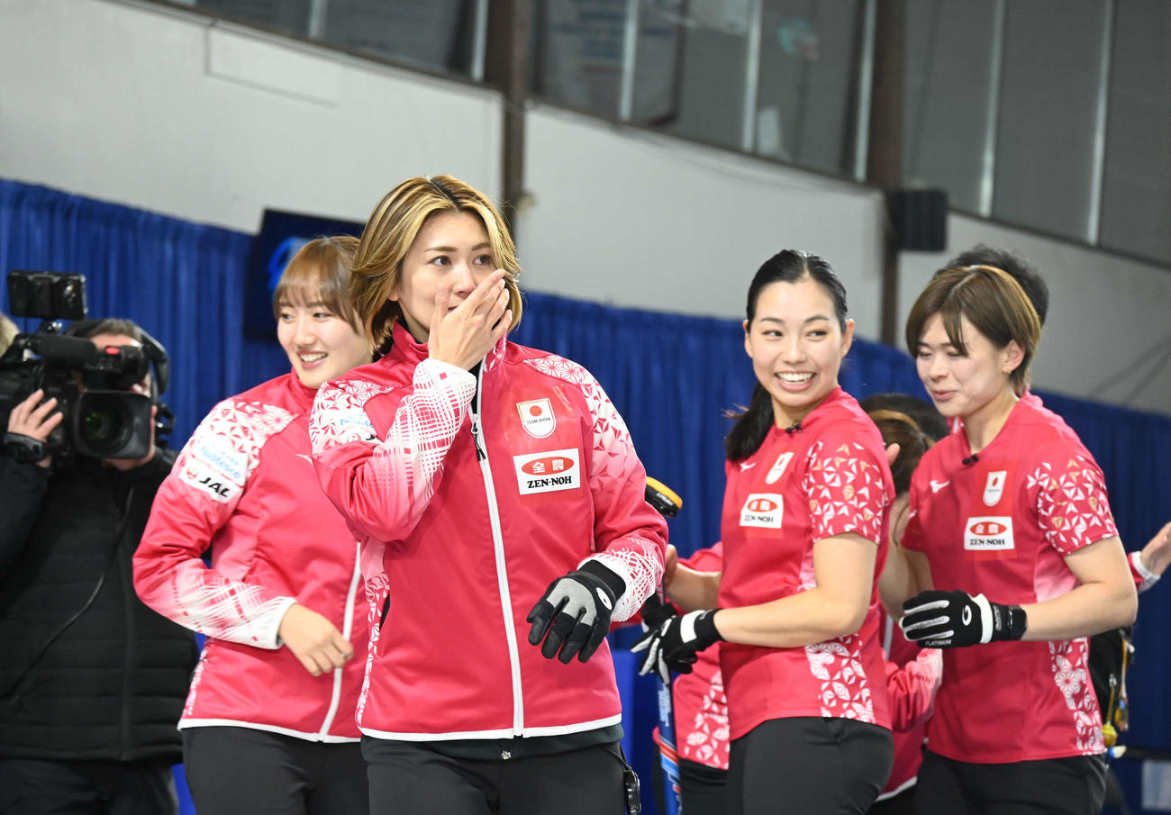 涙をこらえる吉村紗也香（中央）（撮影・飯岡大暉）