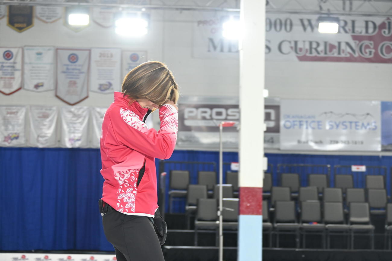 涙をぬぐう吉村（撮影・飯岡大暉）