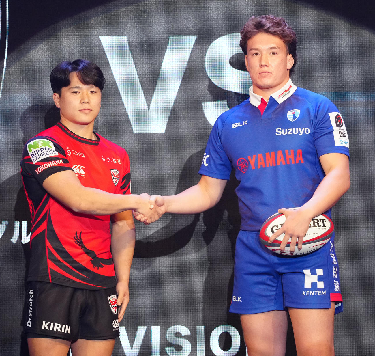 2日、リーグワン開幕前メディアカンファレンスで握手を交わす横浜石田（左）と静岡リチャード剛