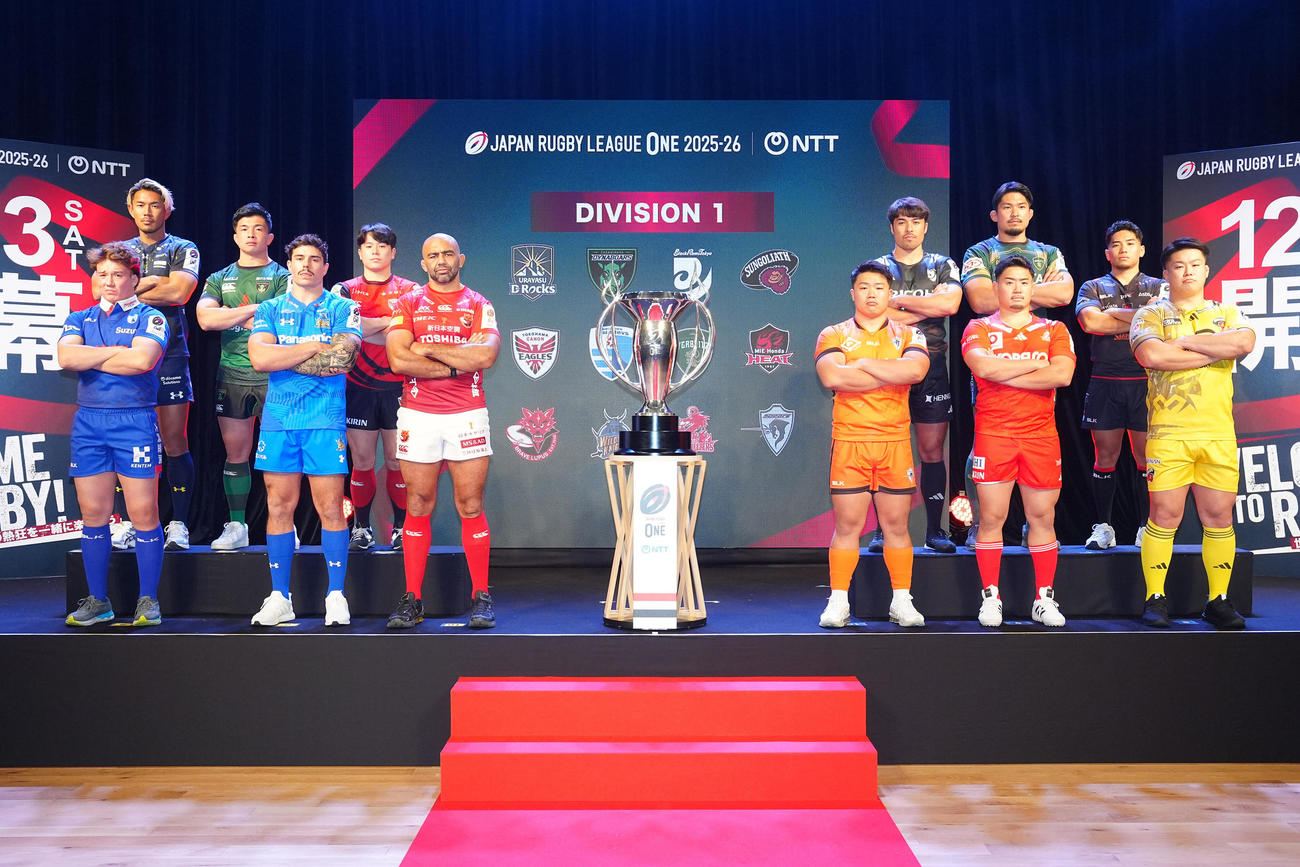 2日、ラグビーのリーグワン開幕前メディアカンファレンスで写真に納まるディビジョン1の選手たち。前列左から静岡ジョーンズ・リチャード剛、埼玉ディラン・ライリー、BL東京リーチ・マイケル、東京ベイ江良颯、神戸松岡賢太、東京SG竹内柊平、後列左から浦安山中亮平、相模原坂本侑翼、横浜石田吉平、BR東京メイン平、トヨタ姫野和樹、三重北原璃久