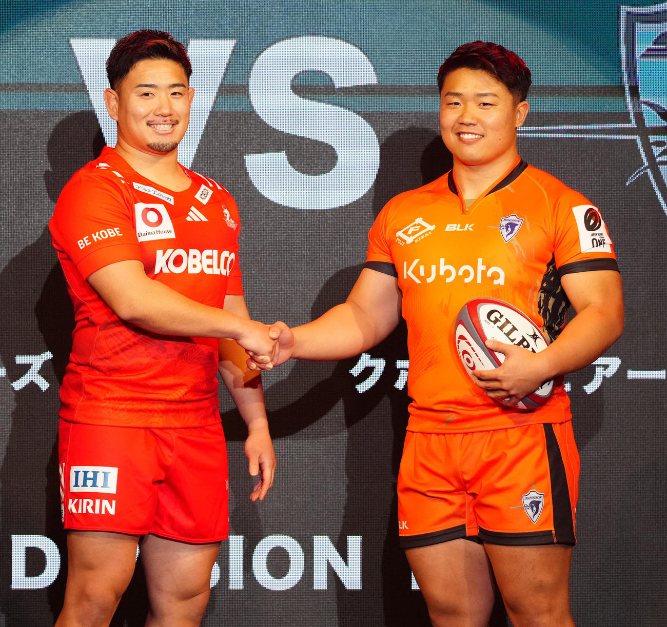 2日、リーグワン開幕前メディアカンファレンスで握手を交わす神戸松岡（左）と東京ベイ江良