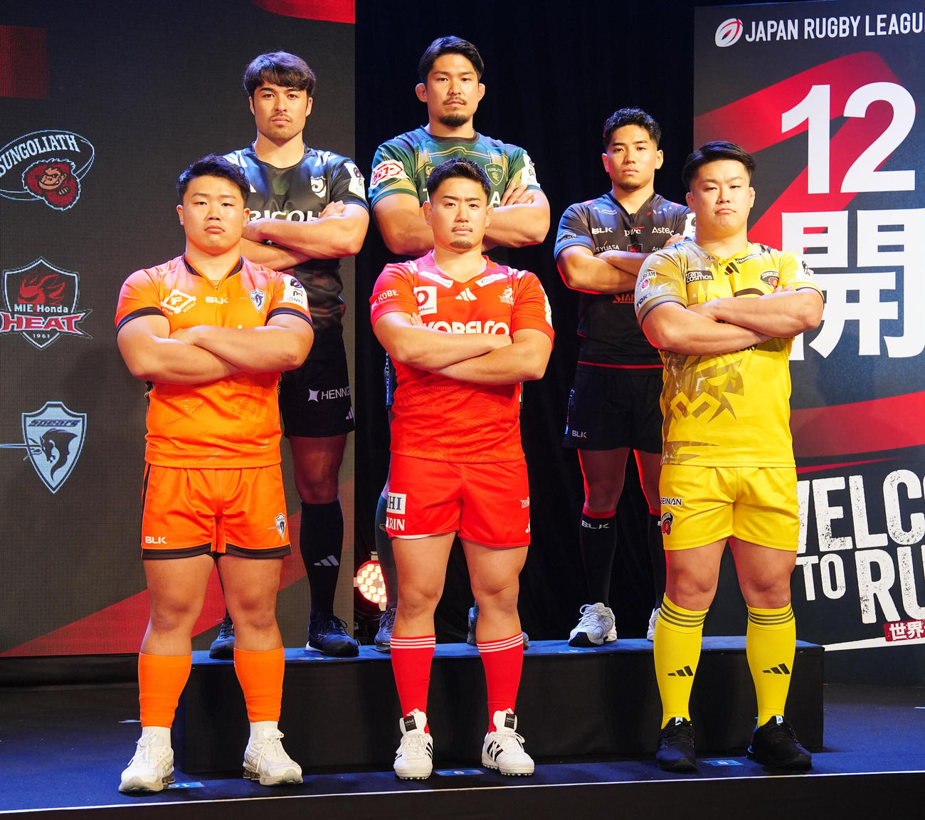 2日、ラグビーのリーグワン開幕前メディアカンファレンスで写真に納まるディビジョン1の選手たち。前列左から東京ベイ江良颯、神戸松岡賢太、東京SG竹内柊平、後列左からBR東京メイン平、トヨタ姫野和樹、三重北原璃久