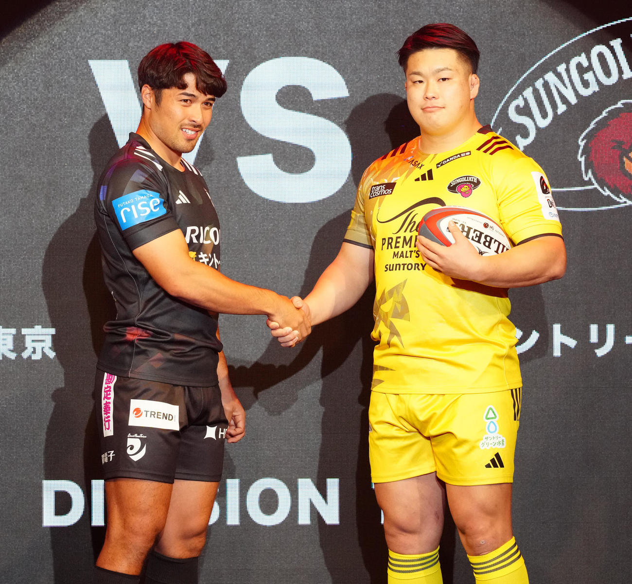 2日、リーグワン開幕前メディアカンファレンスで握手を交わすBR東京メイン（左）と東京SG竹内