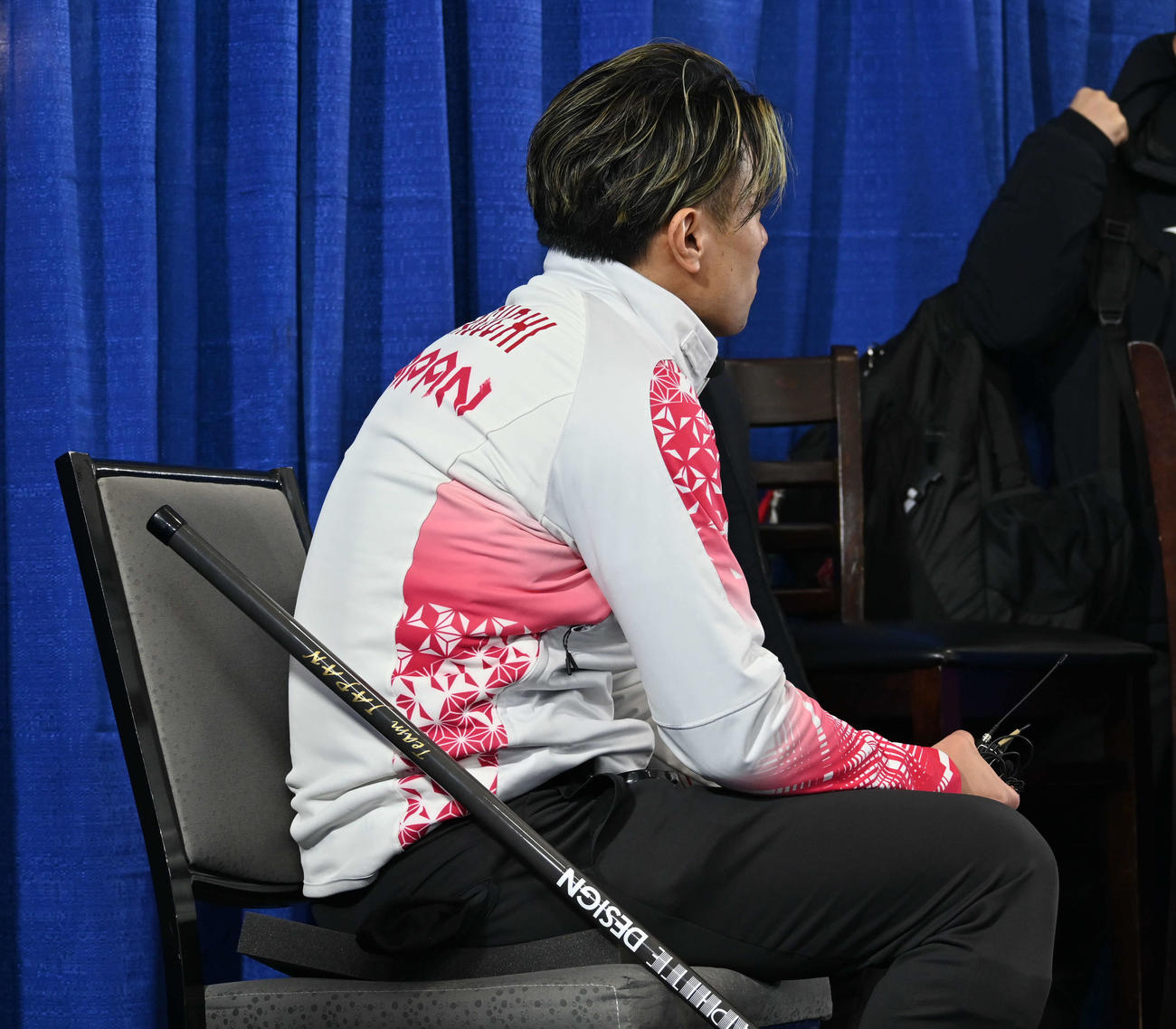 五輪出場を逃しいすに座ってぼうぜんとする男子日本代表の山口（撮影・飯岡大暉）