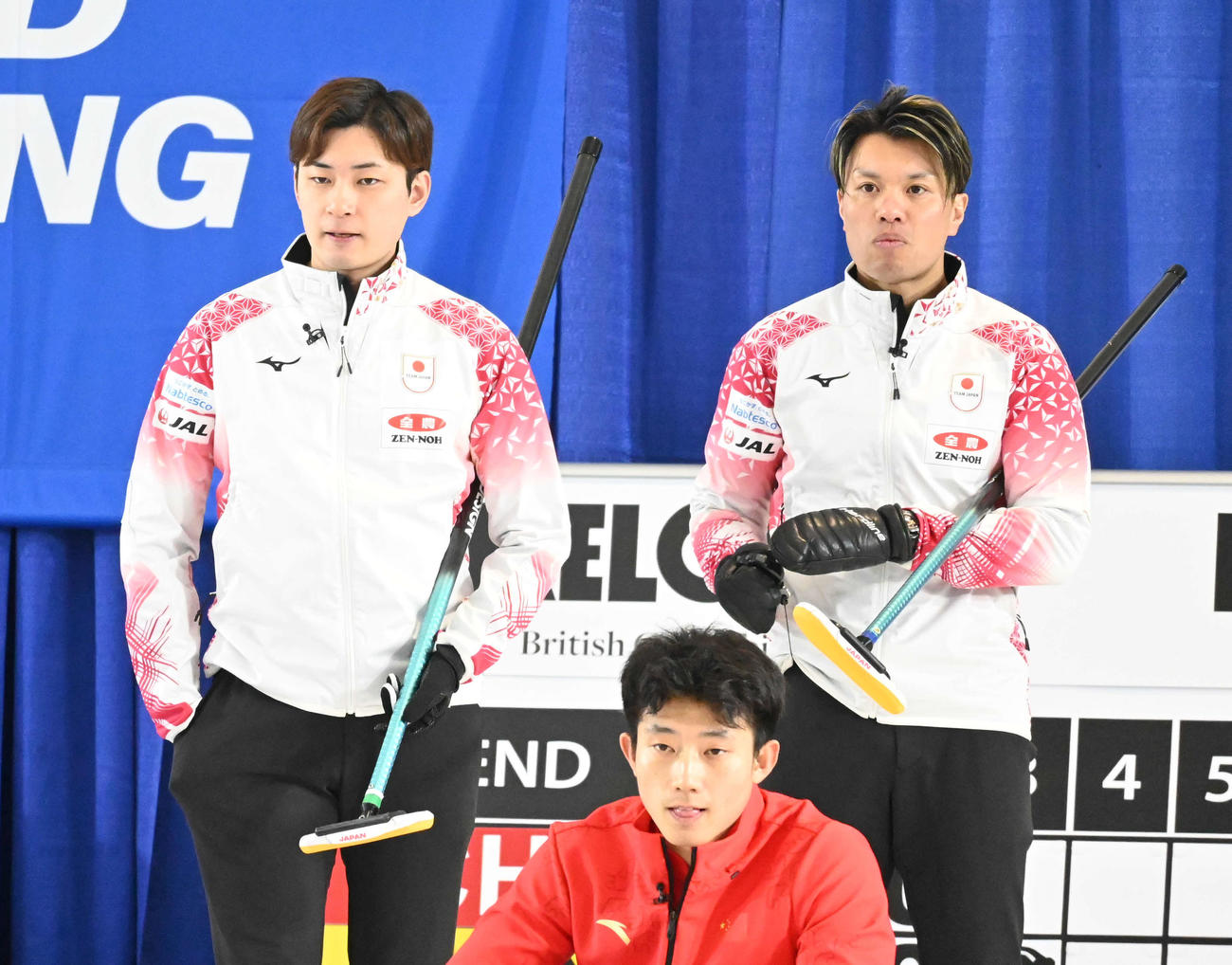 第2エンド、柳沢李空（左）と話し合う山口（撮影・飯岡大暉）