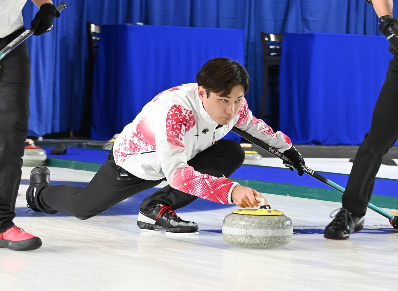 第2エンド、ストーンを投げるフォース柳沢（撮影・飯岡大暉）