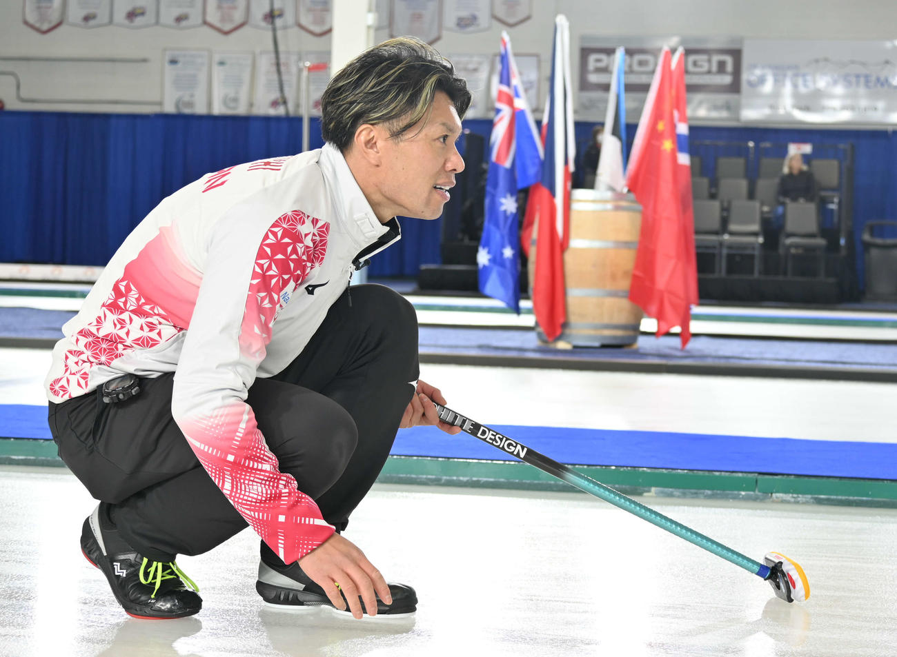 第2エンド、ストーンを投げる山口（撮影・飯岡大暉）