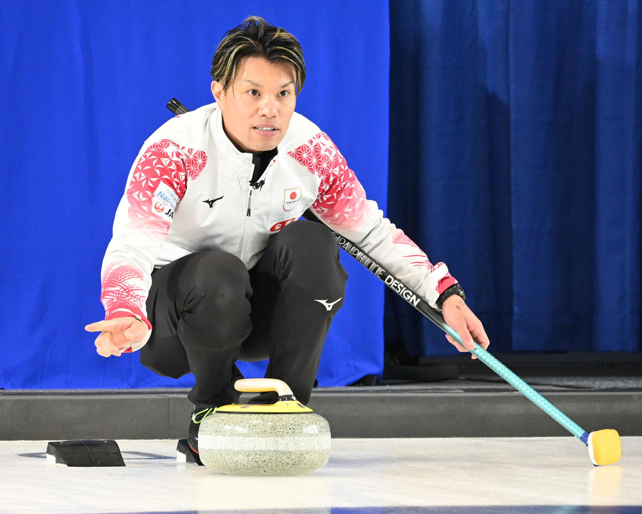 第2エンド、ストーンを投げる前に確認をする山口（撮影・飯岡大暉）