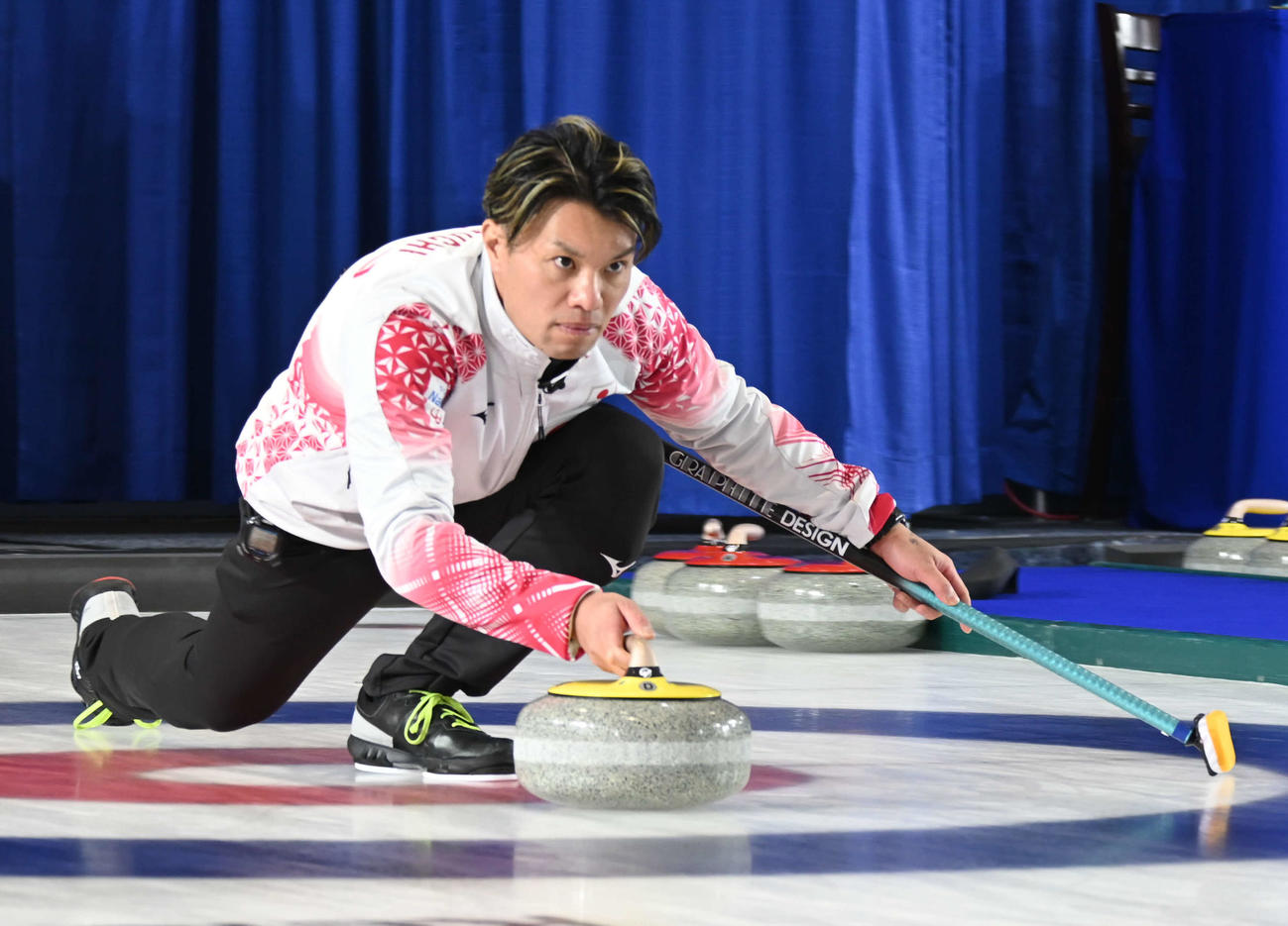 第2エンド、ストーンを投げる山口（撮影・飯岡大暉）