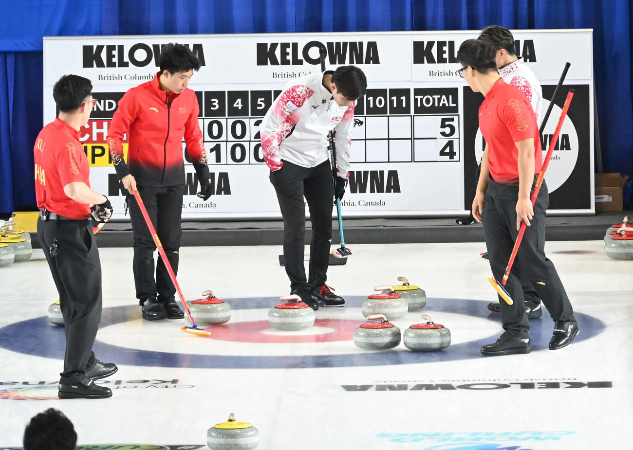 第9エンド、中国のラストショットを確認する柳沢（撮影・飯岡大暉）