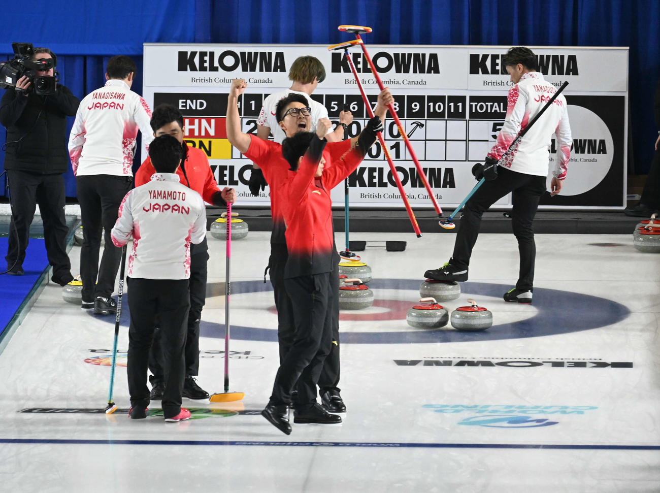 第9エンド、五輪出場を決めて喜ぶ中国代表（撮影・飯岡大暉）