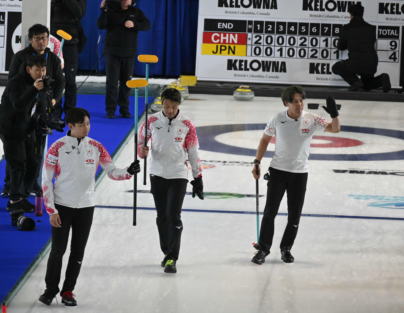 第9エンド、五輪出場を逃し観客席にあいさつする男子日本代表（撮影・飯岡大暉）