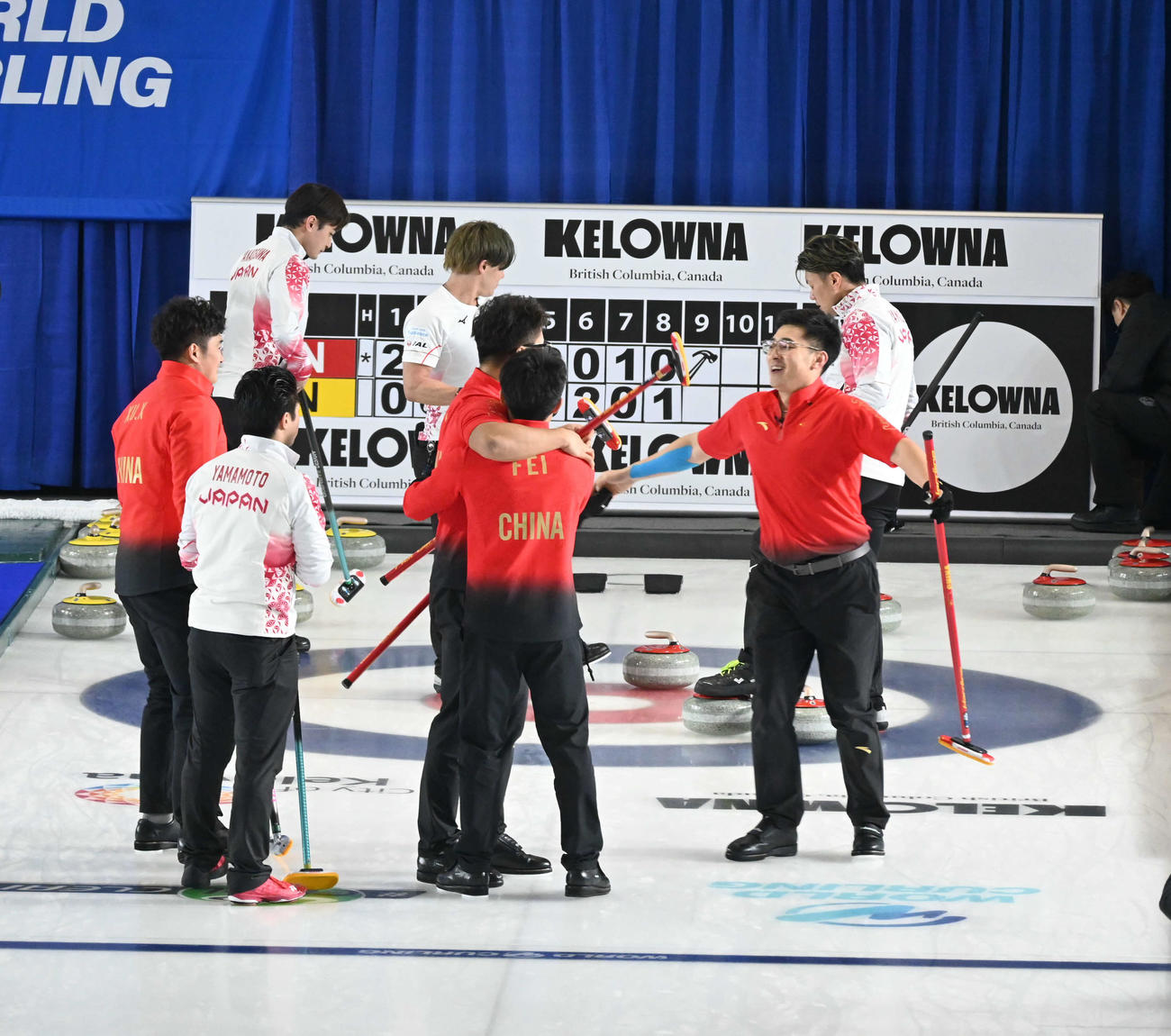 第9エンド、五輪出場を決めて喜ぶ中国代表（撮影・飯岡大暉）