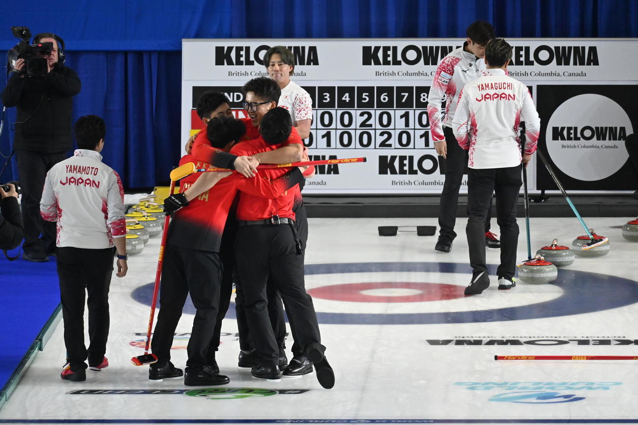 第9エンド、五輪出場を決めて喜ぶ中国代表（撮影・飯岡大暉）