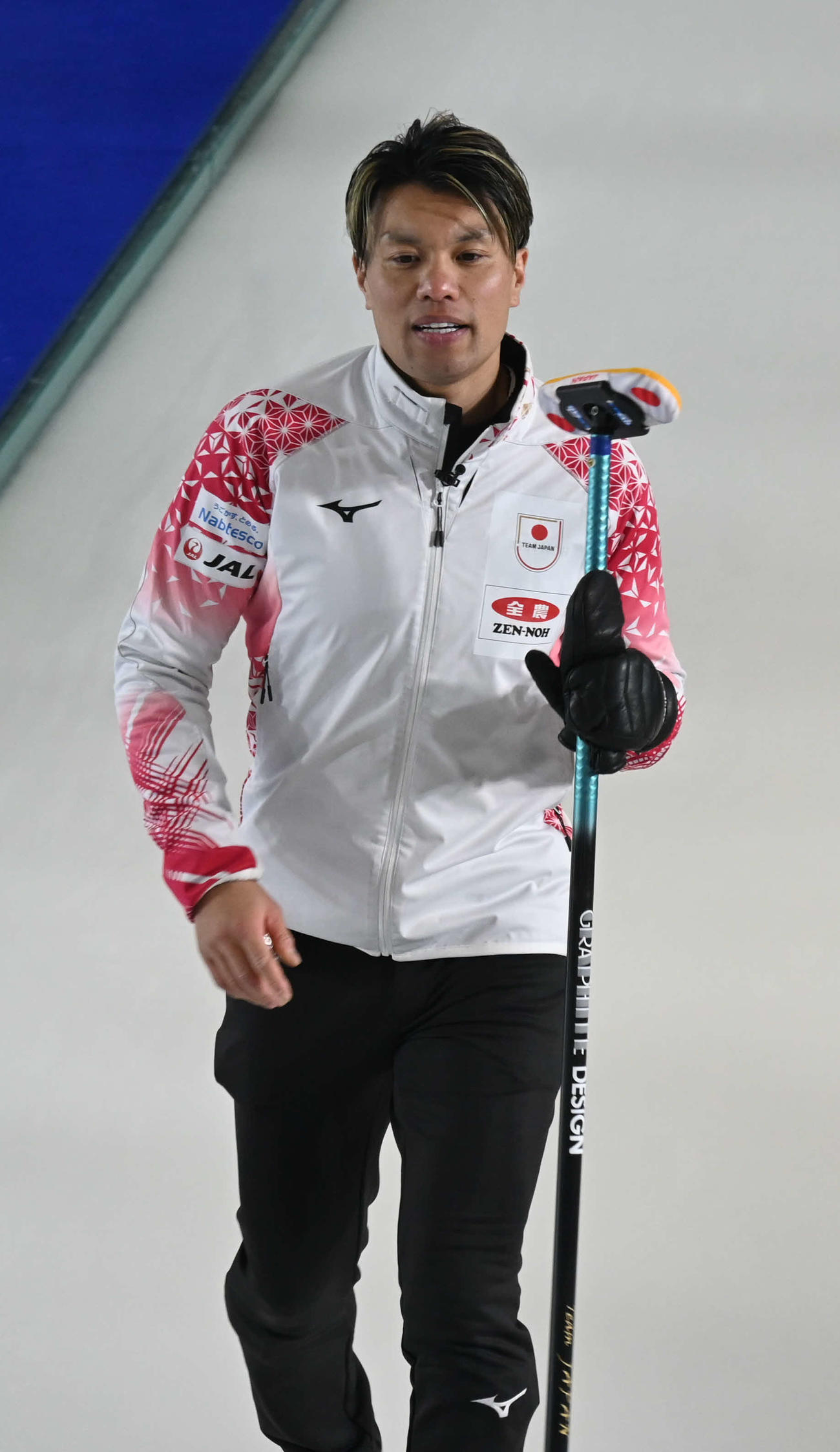 第9エンド、五輪出場を逃し悔しそうな表情を見せる男子日本代表の山口（撮影・飯岡大暉）