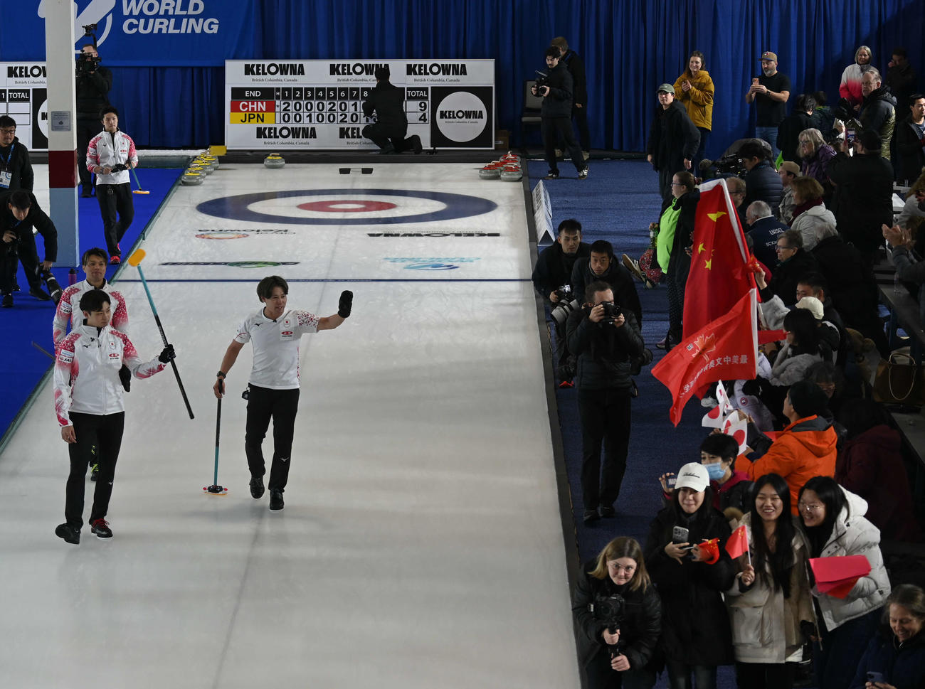 第9エンド、五輪出場を逃し観客席にあいさつする男子日本代表（撮影・飯岡大暉）
