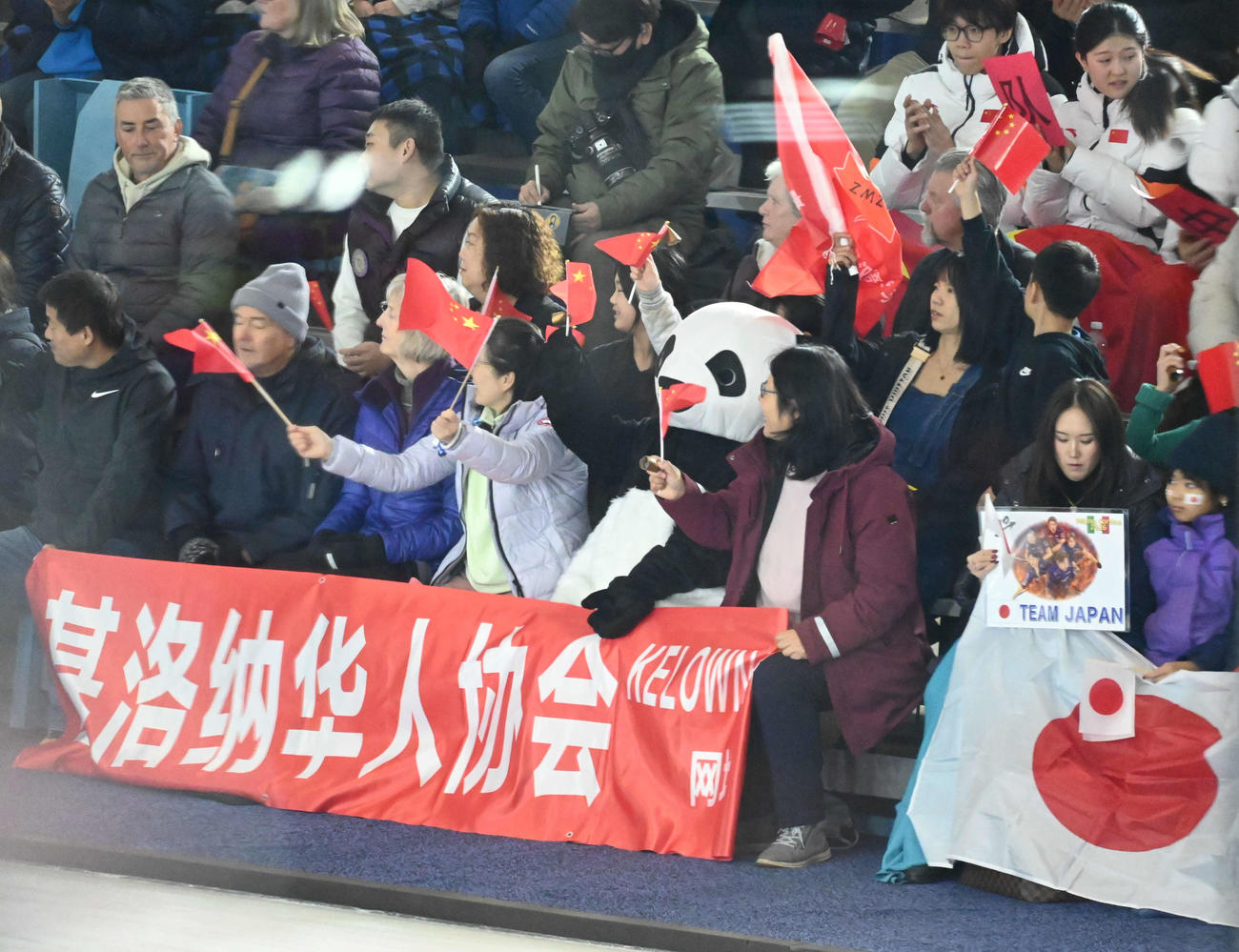 中国の観客席に現れた着ぐるみのパンダは中国が得点を獲得し、国旗を振って喜ぶ（撮影・飯岡大暉）