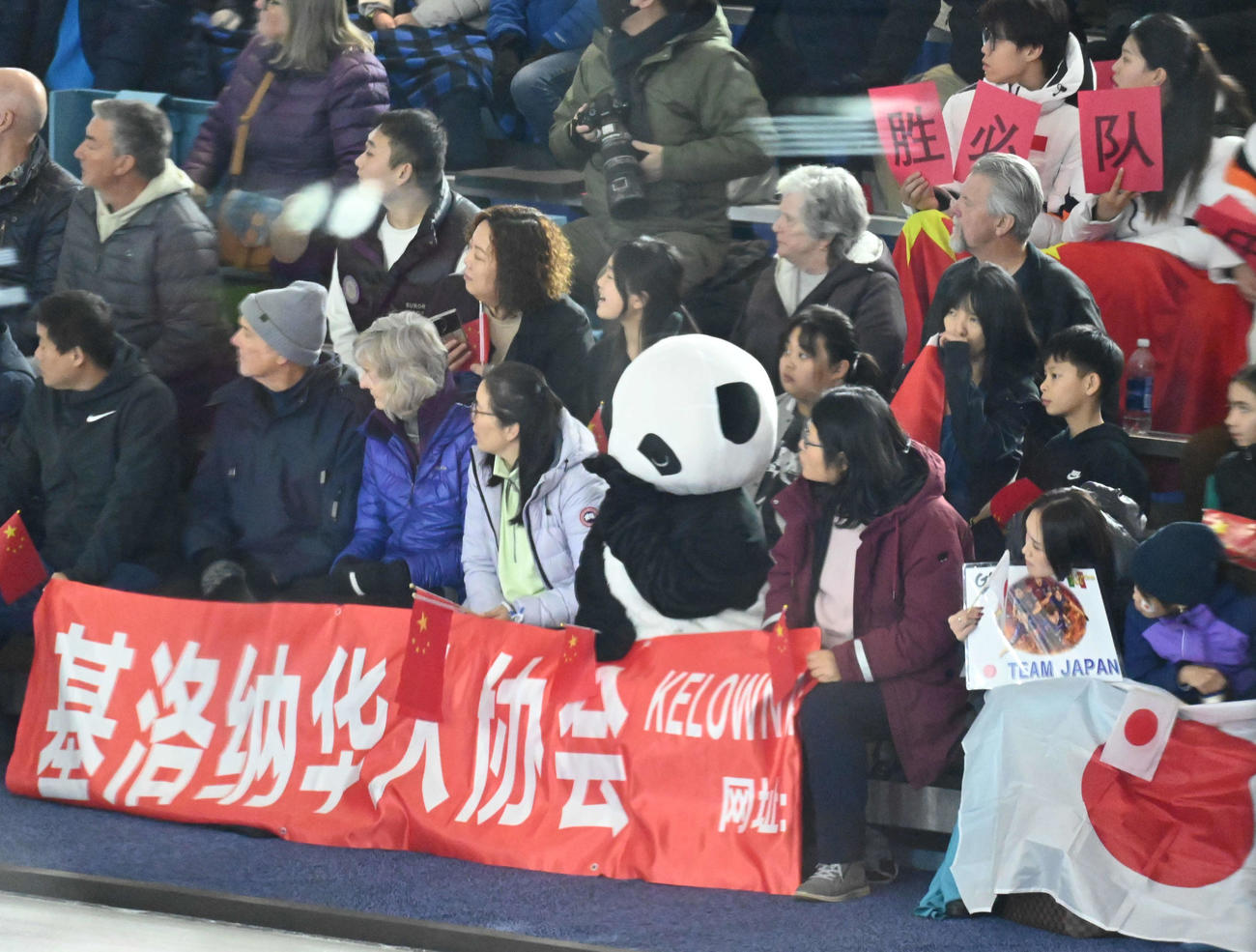 中国の観客席に現れた着ぐるみのパンダ（撮影・飯岡大暉）