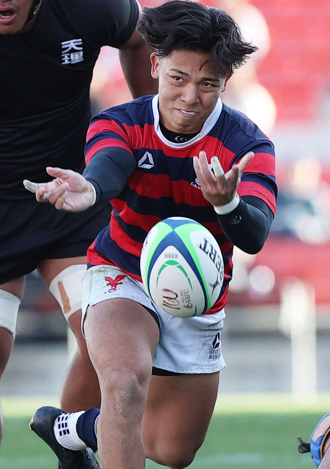 関西大学ラグビーAリーグ第7節　京産大対天理大　パスを出す京産大SH高木（撮影・上山淳一）