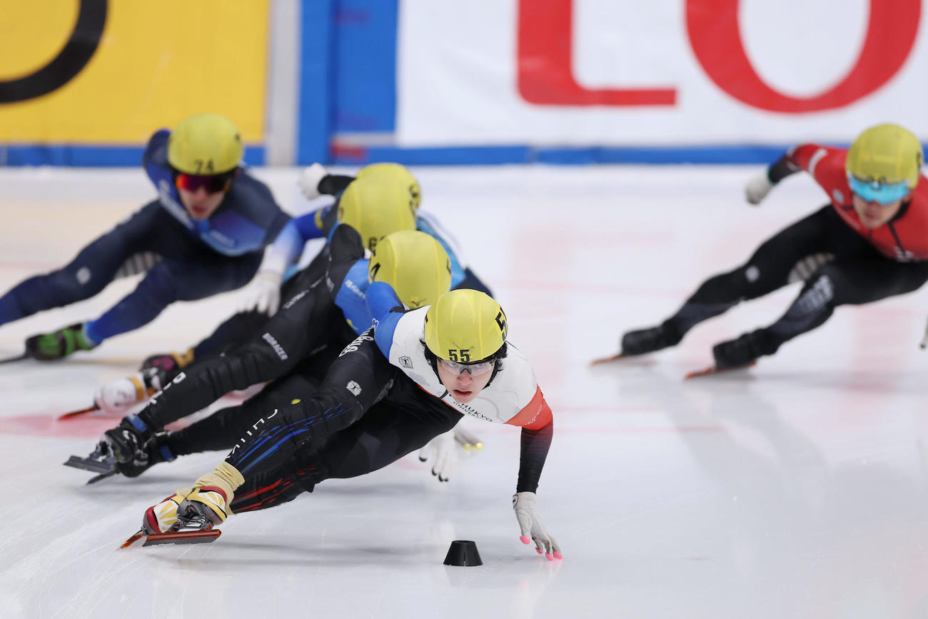 男子1500メートル決勝で滑走する選手ら（撮影・前田充）