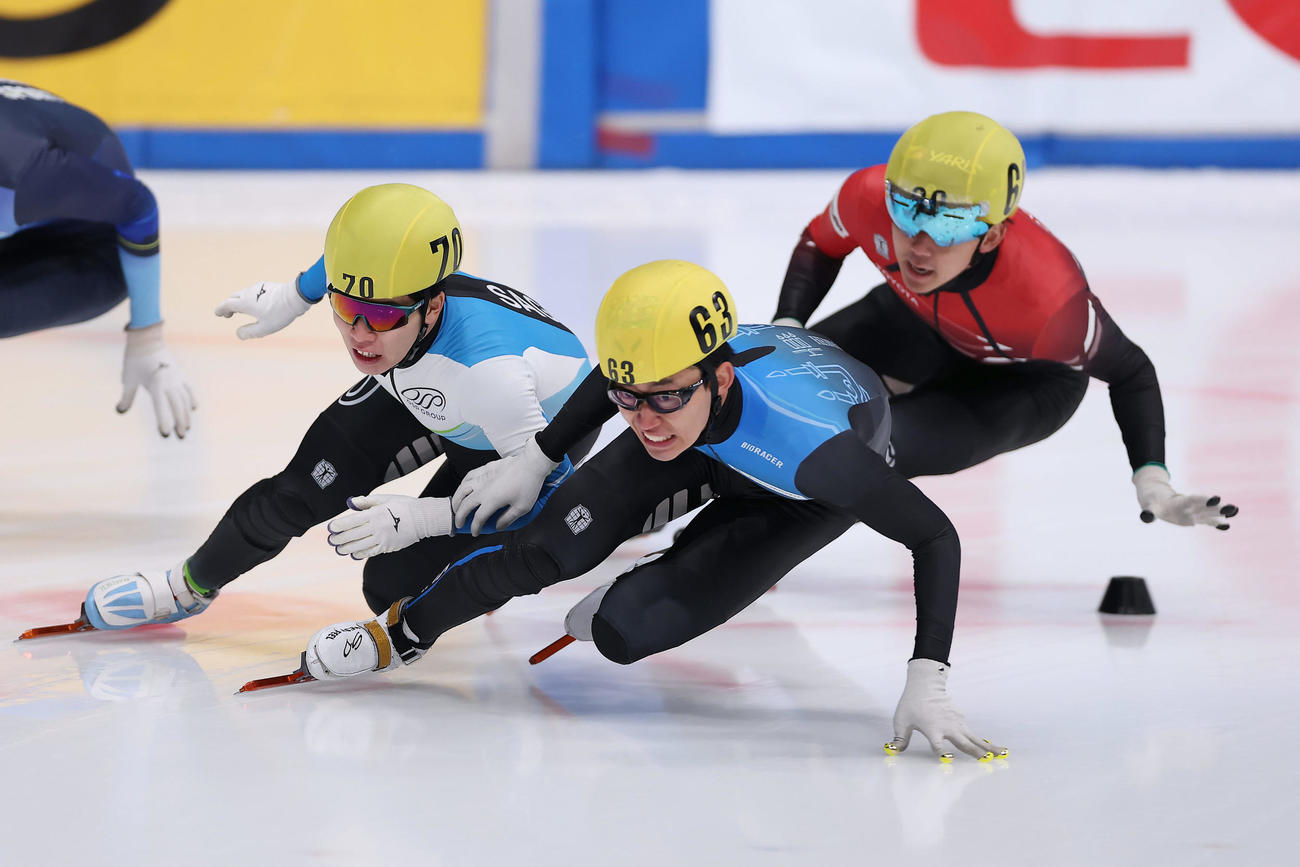 再レースとなった男子1500メートル決勝で滑走する松林（中央）ら（撮影・前田充）