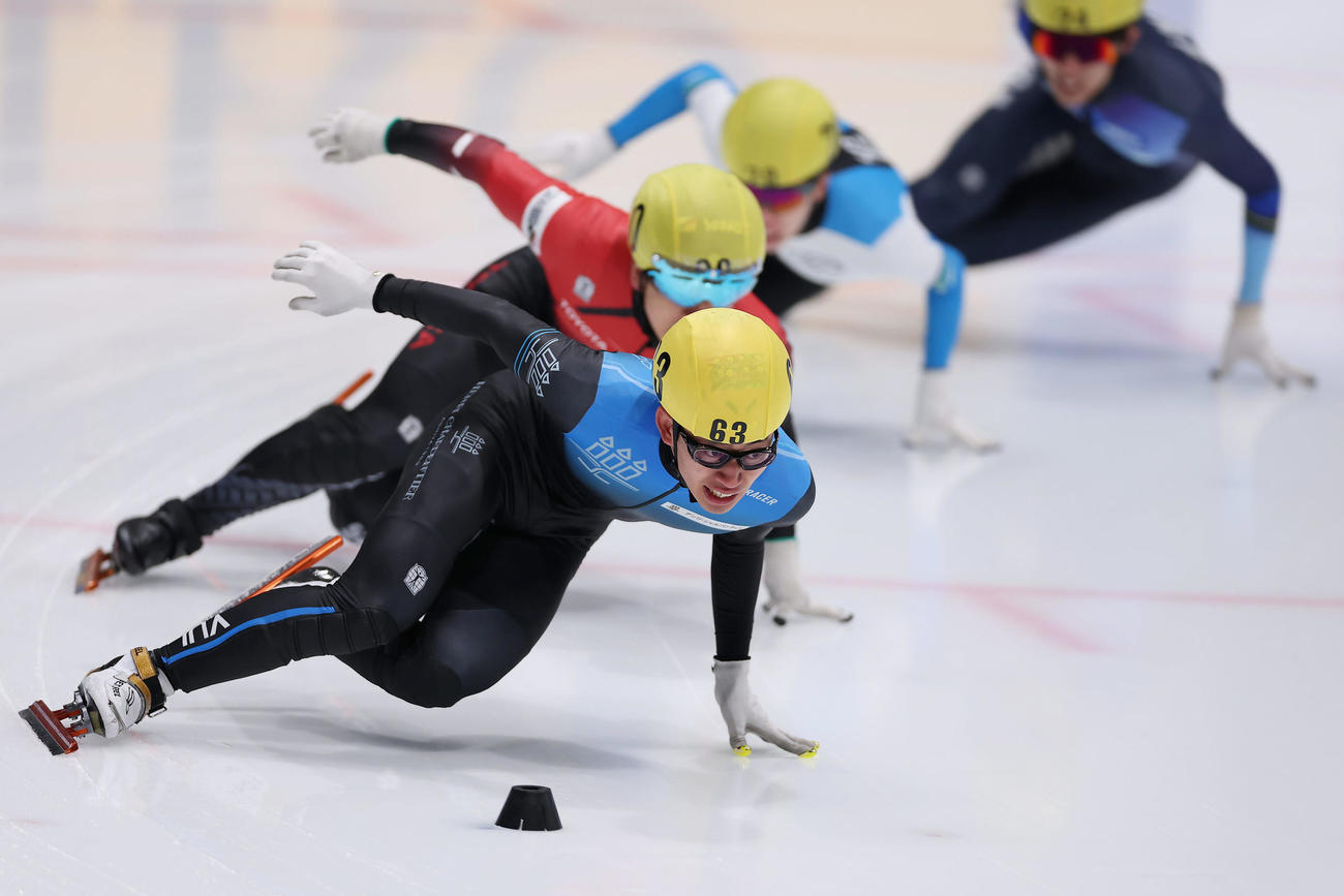 再レースとなった男子1500メートル決勝で滑走する松林（手前）ら（撮影・前田充）