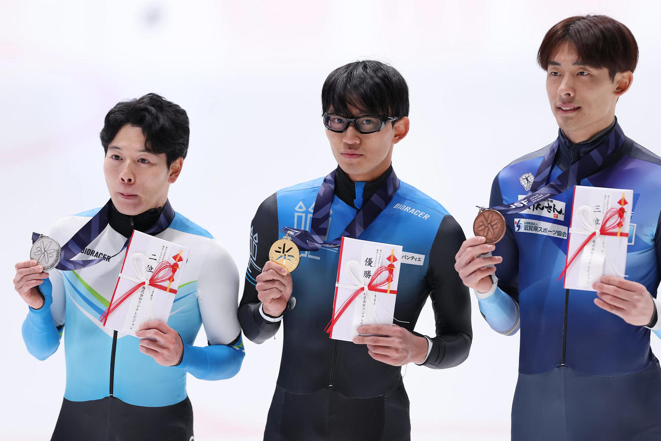 男子1500メートルで優勝しメダルを手にする松林（中央）。左は2位の斉藤、右は3位の井上（撮影・前田充）