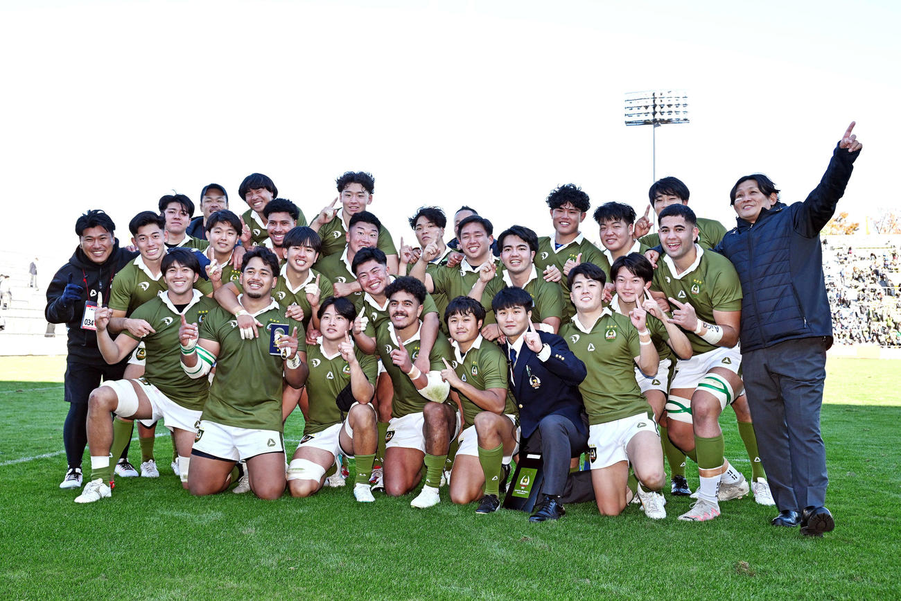 法大を下し優勝を決め記念撮影する大東大の選手たち（2024年11月撮影）