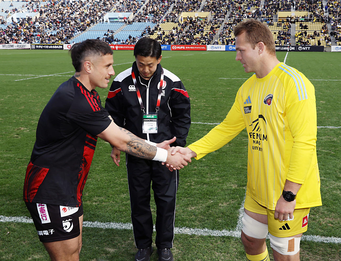 BR東京対東京SG　試合前にコイントスを行ったBR東京ペレナラ（左）と東京SGケイン（撮影・山本朝陽）
