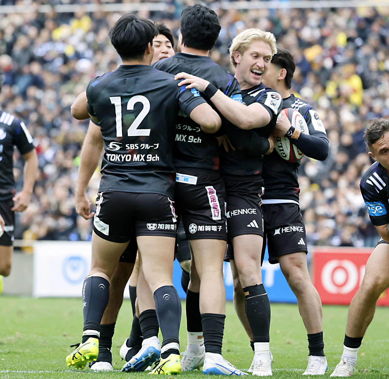 BR東京対東京SG　後半、BR東京ソードのトライを喜ぶBR東京フィフティーン（撮影・山本朝陽）